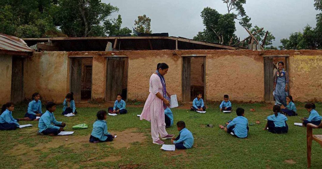 कमलामाई नगरपालिका –४ स्थित प्रावि केराबारीका बालबालिका खुल्ला चौरमा पढ्दै। तस्बिर: गोरखापत्र अनलाइन